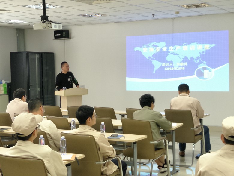 讲安全不离口,讲规章规章不离手(图2) 讲安全不离口,讲规章规章不离手(图2)