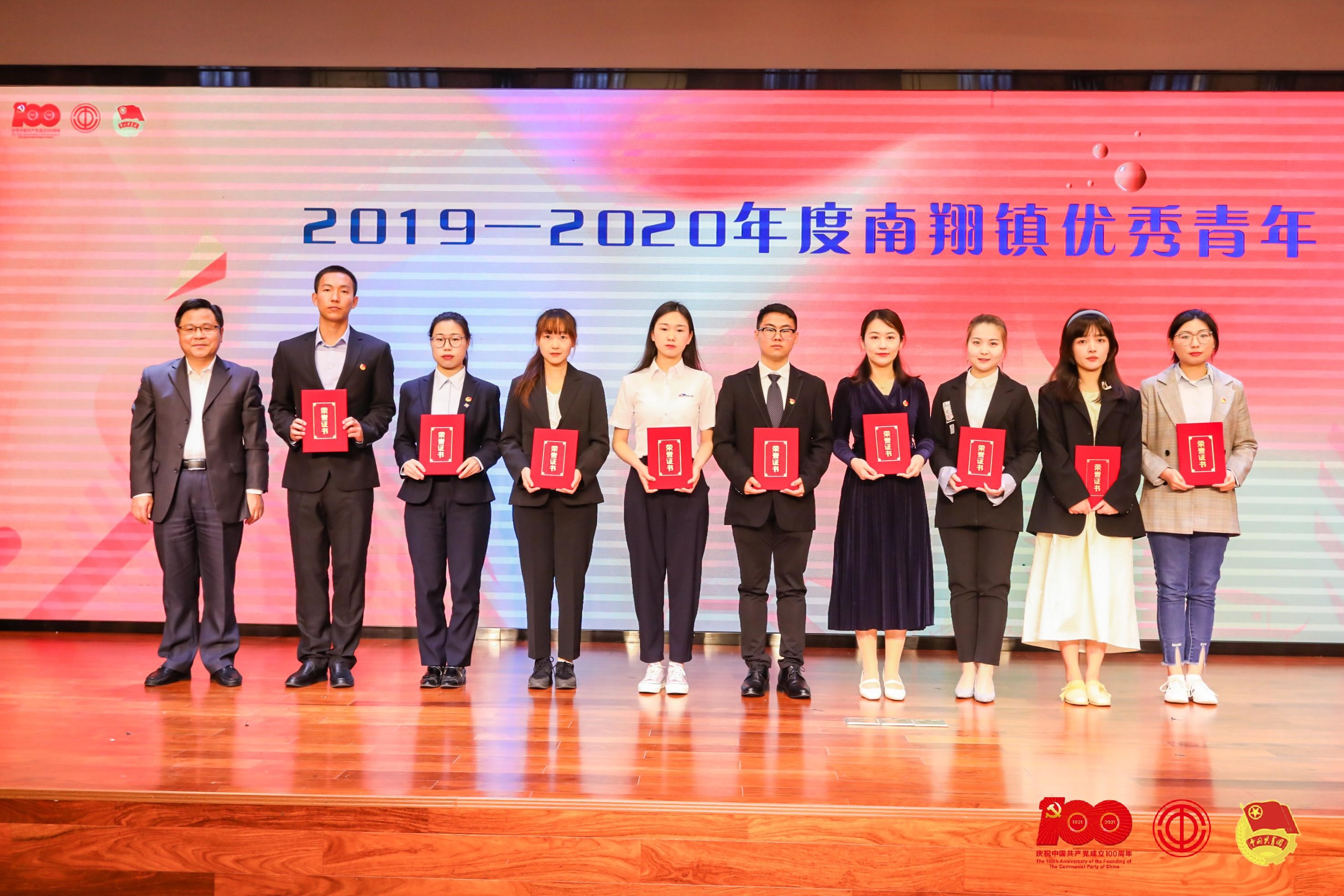 扬奋斗者精神 向劳动者致敬(图1) 扬奋斗者精神 向劳动者致敬(图1)