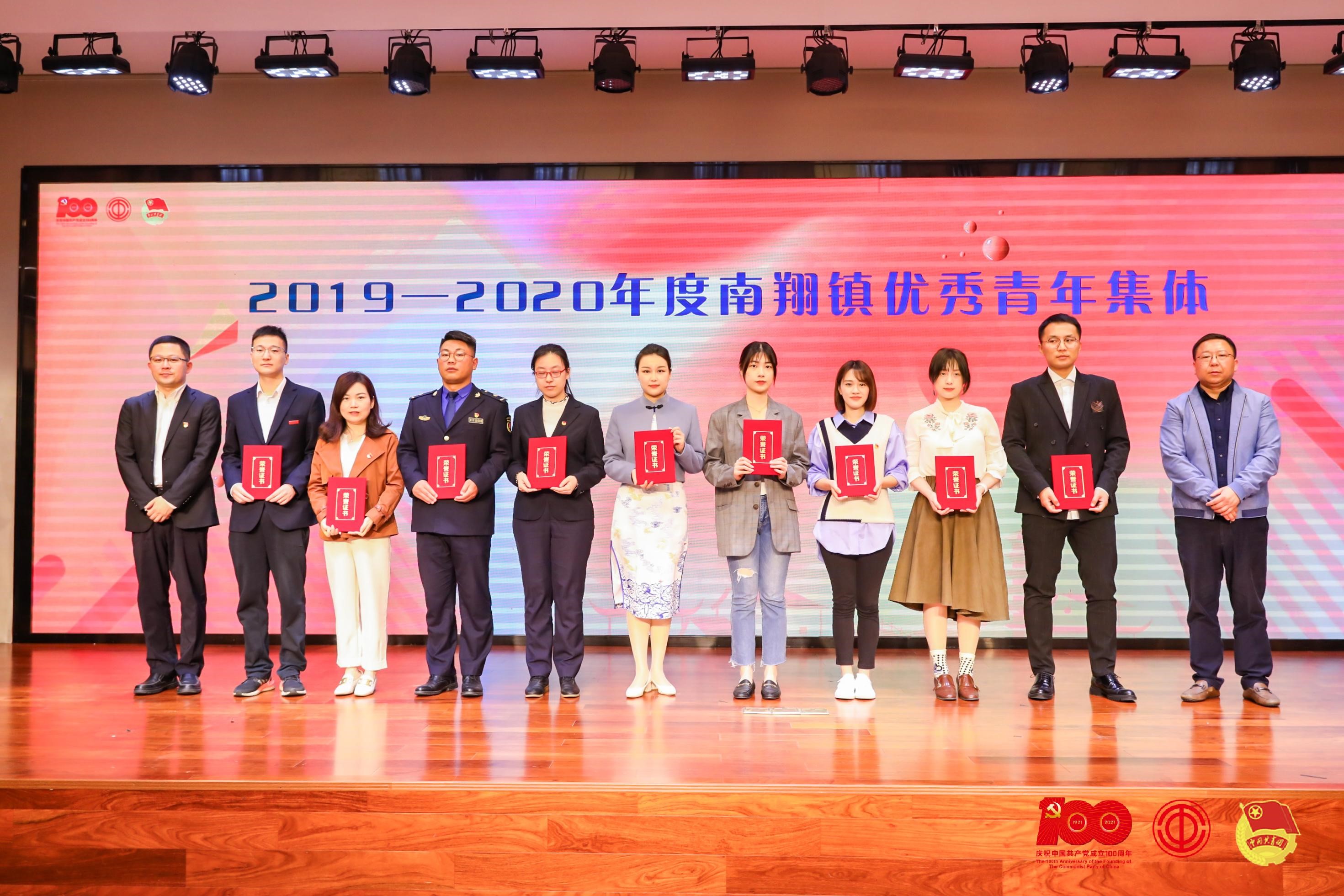 扬奋斗者精神 向劳动者致敬(图2) 扬奋斗者精神 向劳动者致敬(图2)