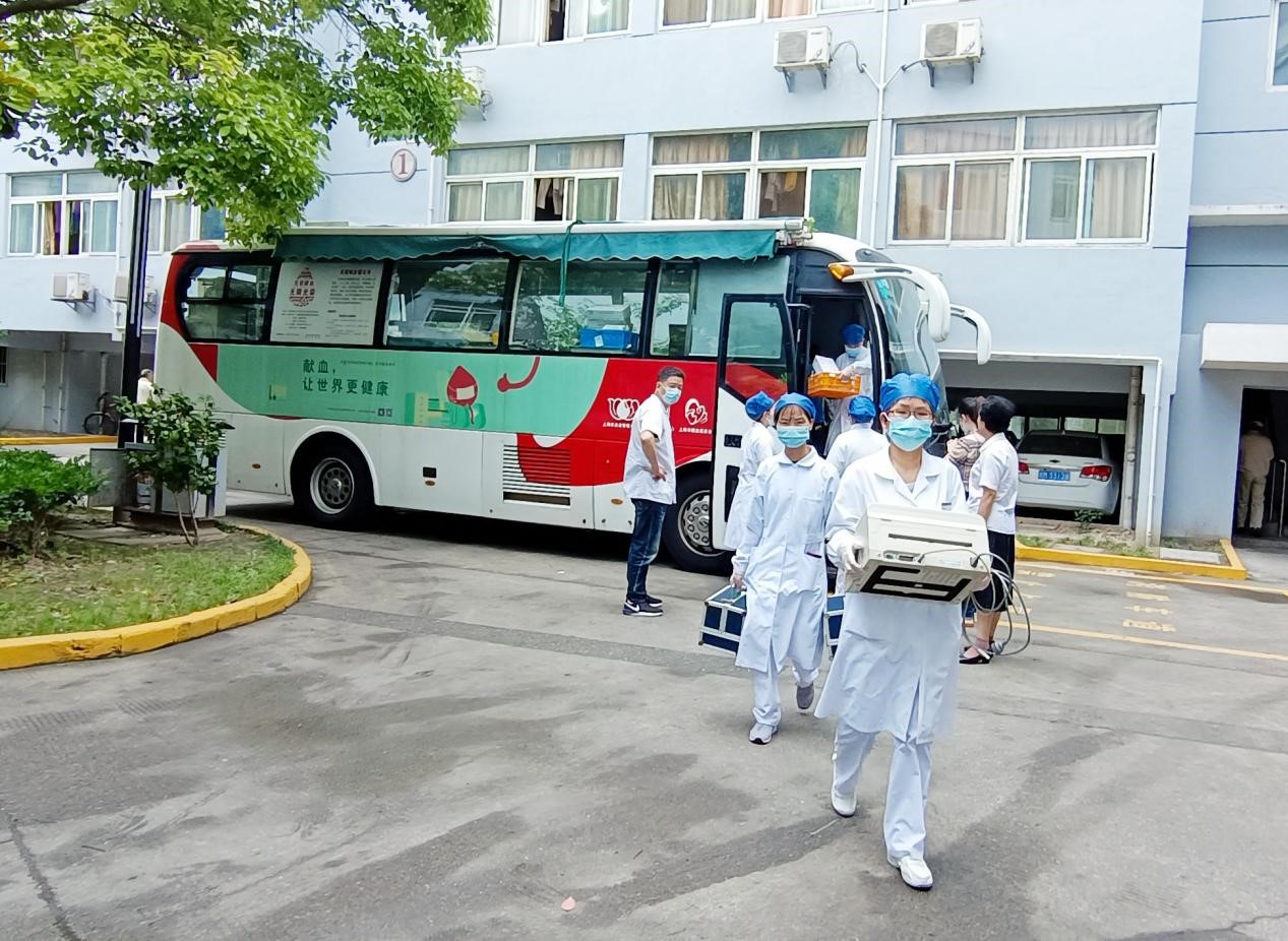 采血车开进南亚新材 让爱心奉献蔚然成风(图1) 采血车开进南亚新材 让爱心奉献蔚然成风(图1)