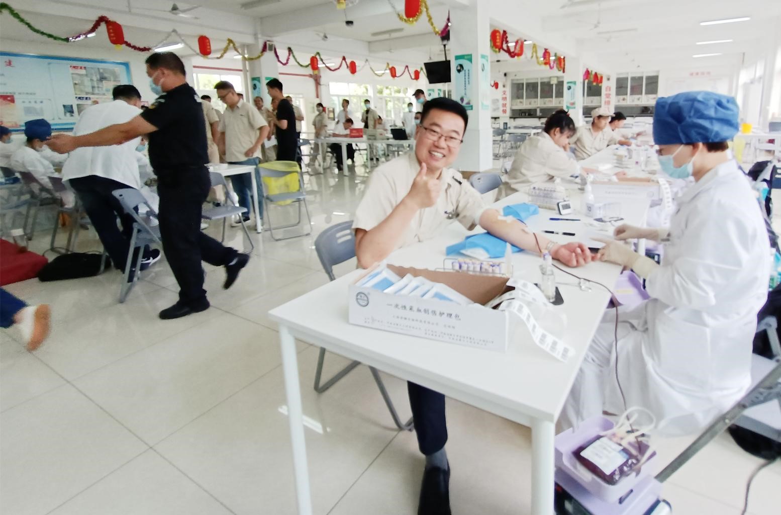 采血车开进南亚新材 让爱心奉献蔚然成风(图2) 采血车开进南亚新材 让爱心奉献蔚然成风(图2)