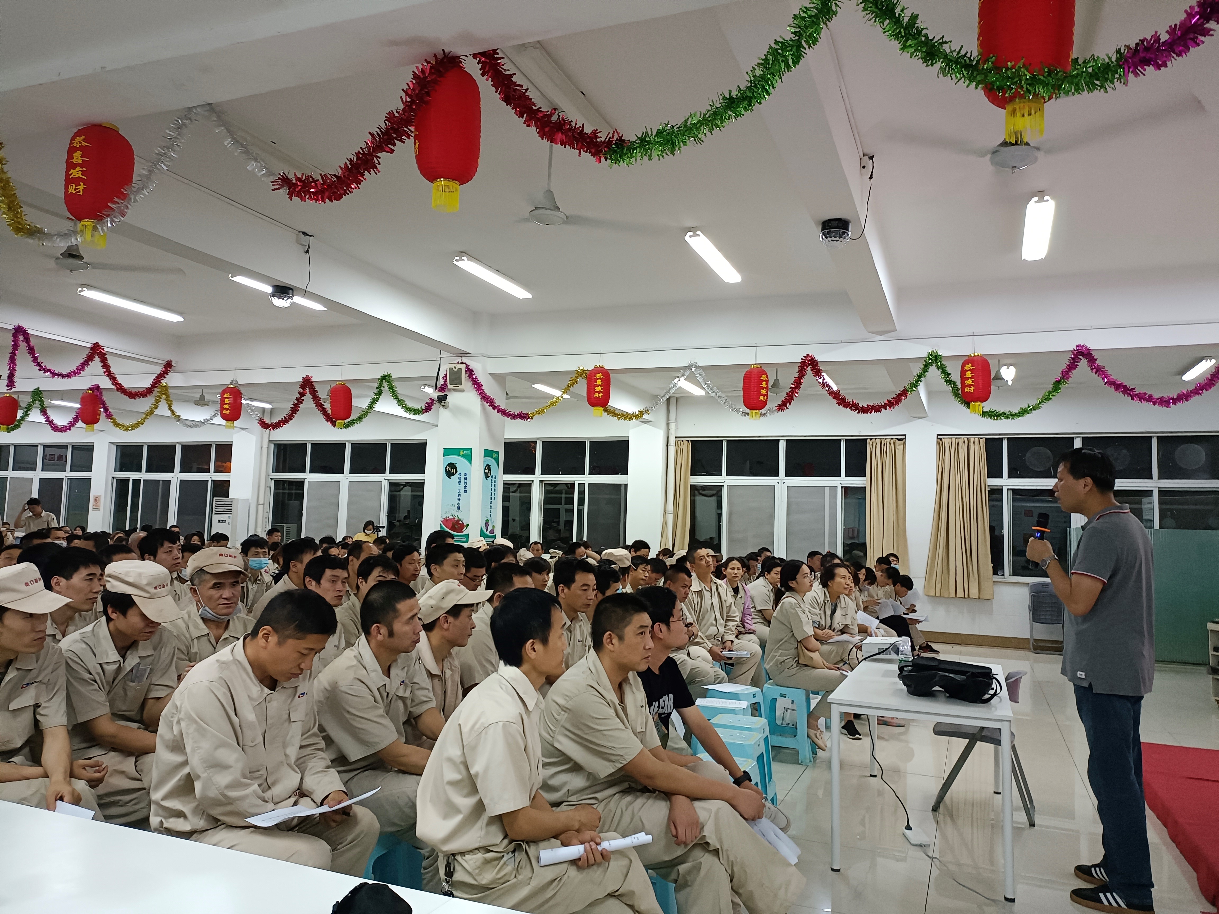 南亚新材:员工点赞素质教育(图2) 南亚新材:员工点赞素质教育(图2)