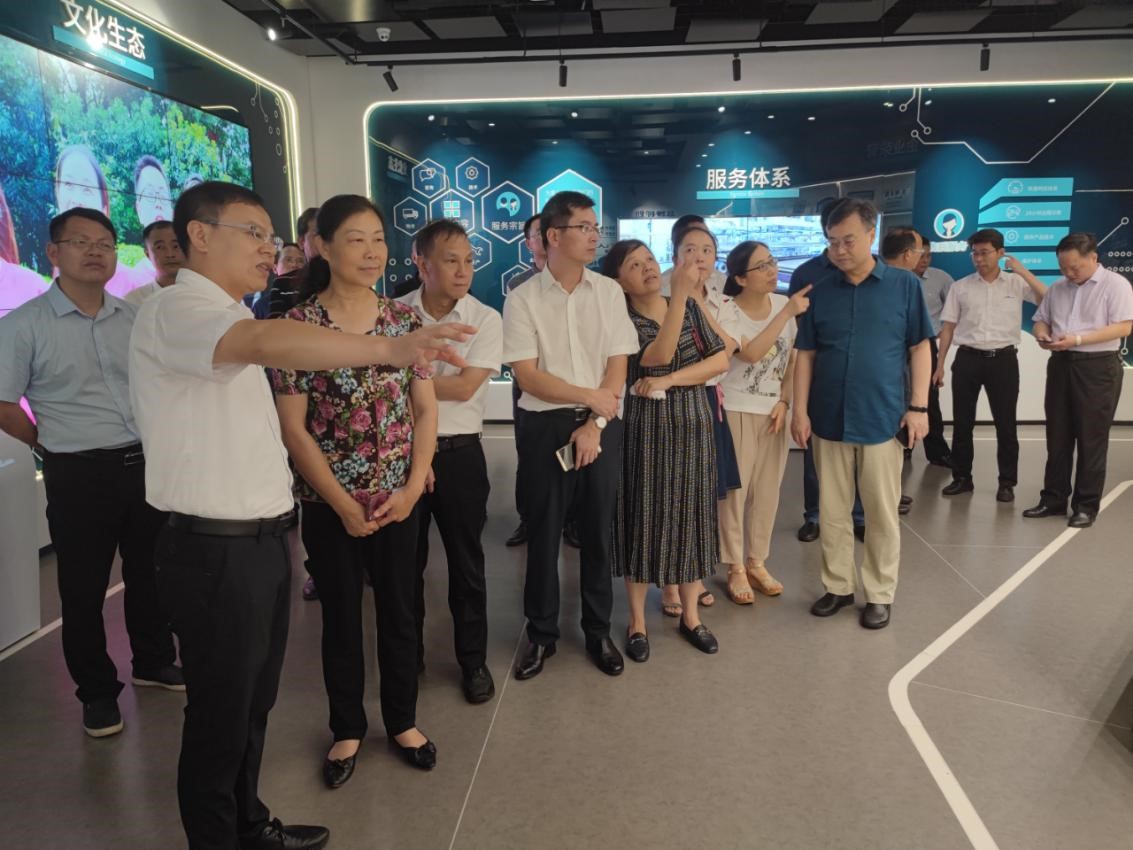 井冈山大学领导参观江西工厂做交流指导(图1) 井冈山大学领导参观江西工厂做交流指导(图1)