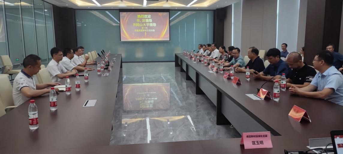 井冈山大学领导参观江西工厂做交流指导(图2) 井冈山大学领导参观江西工厂做交流指导(图2)