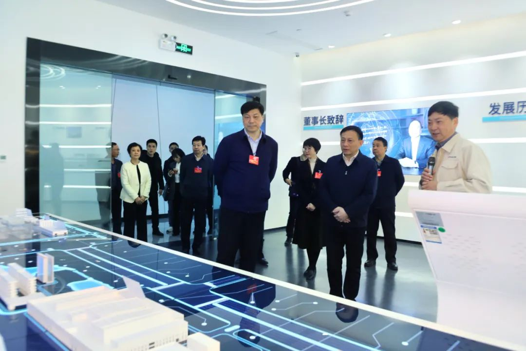 江西省吉安市人大常委会主任廖宏率省市人大代表来江西南亚新材考察(图1) 江西省吉安市人大常委会主任廖宏率省市人大代表来江西南亚新材考察(图1)